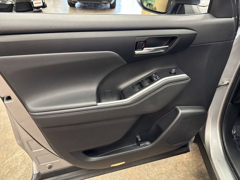 Used 2022 Toyota Highlander XLE image 27