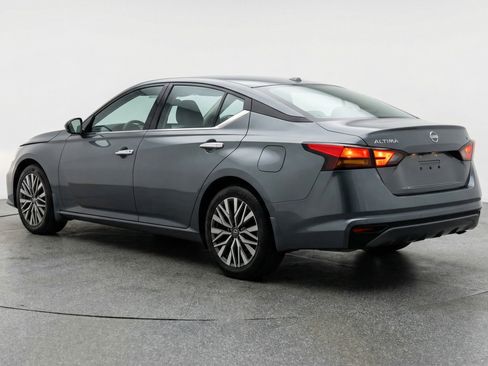 Used 2025 Nissan Altima 2.5 SV FWD image 6