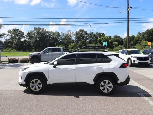 Used 2021 Toyota RAV4 LE FWD image 5