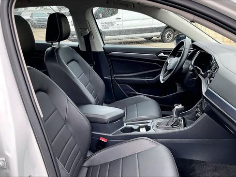 Used 2023 Volkswagen Jetta SE image 8
