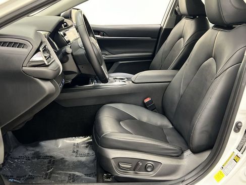 Used 2020 Toyota Camry XLE image 11