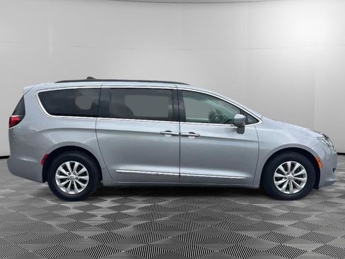 Used 2017 Chrysler Pacifica Touring-L FWD image 6