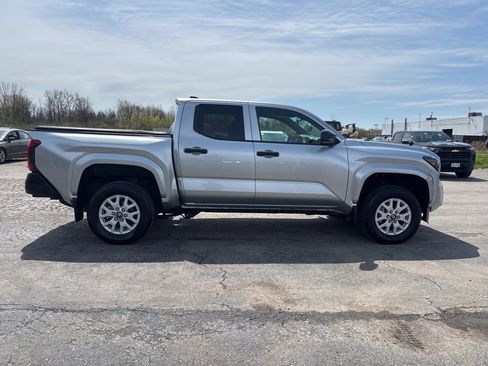 Used 2025 Toyota Tacoma SR w/ SR Upgrade Package AWD/4WD image 8