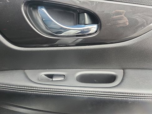 Used 2018 Nissan Rogue SV w/ Premium Package image 29