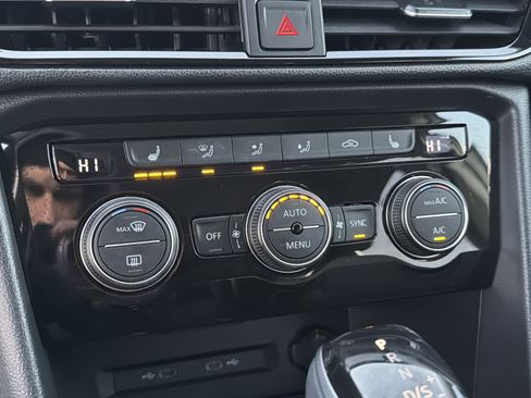 Used 2024 Volkswagen Taos SE image 30