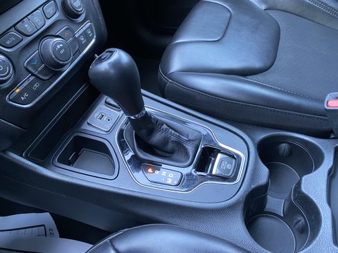 Used 2019 Jeep Cherokee Latitude Plus FWD image 30
