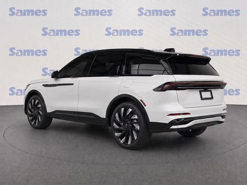 Used 2025 Lincoln Nautilus Reserve AWD/4WD image 4