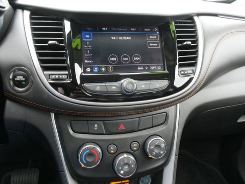 Certified 2022 Chevrolet Trax LT w/ Midnight Edition image 27