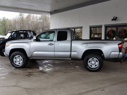 Used 2019 Toyota Tacoma SR image 2