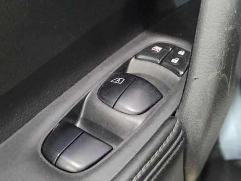 Used 2018 Nissan Rogue S image 27