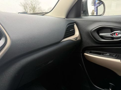 Used 2018 Jeep Cherokee Limited image 12