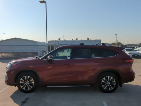 Used 2022 Toyota Highlander XLE image 7