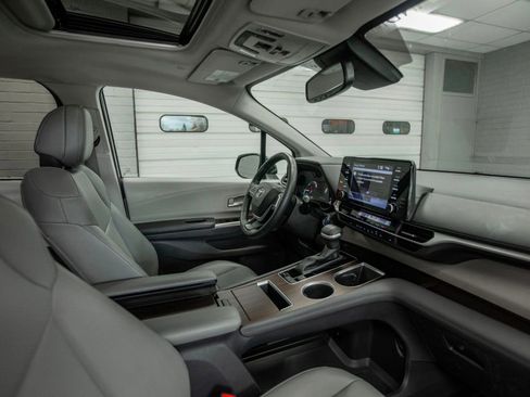 Used 2022 Toyota Sienna XLE image 16