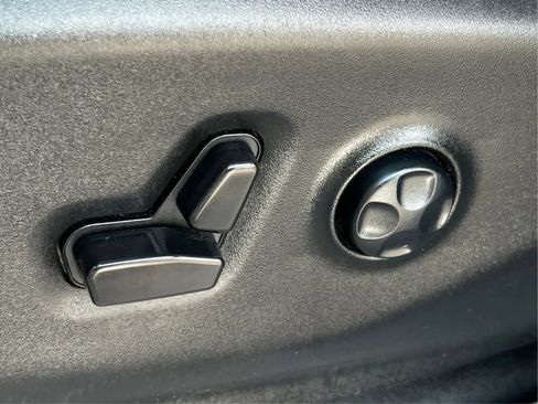 Used 2023 Chrysler Pacifica Touring-L FWD image 24