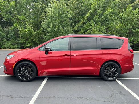 Used 2025 Chrysler Pacifica Limited FWD image 2