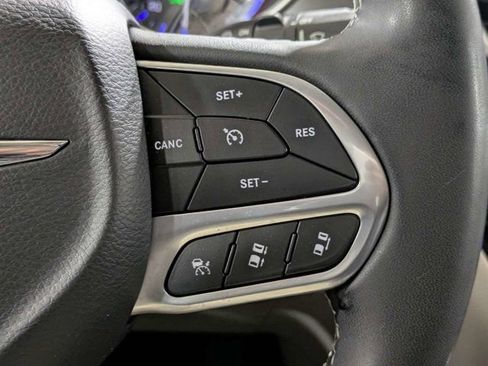 Used 2023 Chrysler Pacifica Touring-L FWD image 27