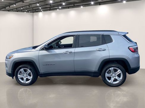Used 2023 Jeep Compass Latitude w/ Convenience Group AWD/4WD image 4