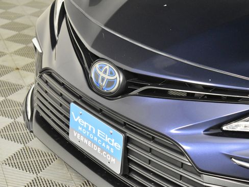 Used 2022 Toyota Camry XLE image 11