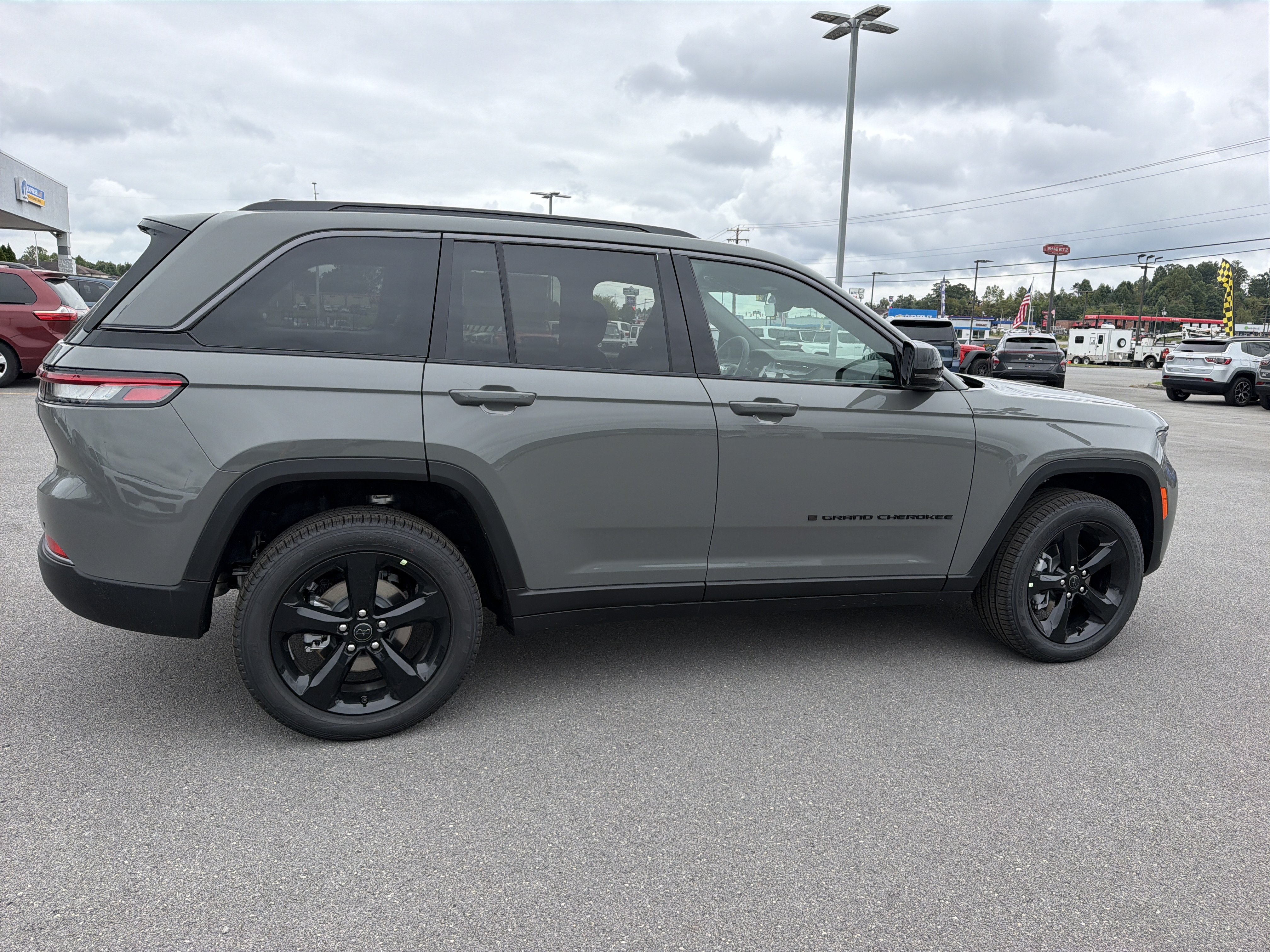 New 2027 Jeep Grand Cherokee Limited w/ Limited Altitude Package AWD/4WD image 2