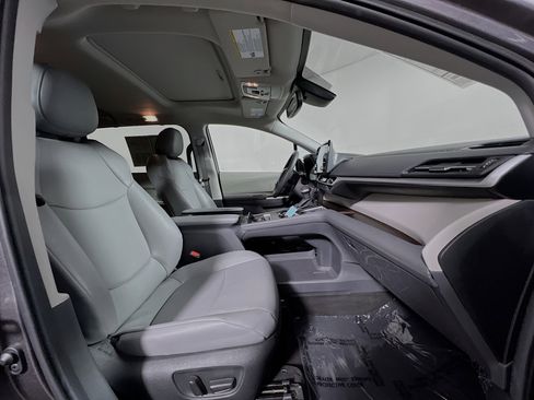 Used 2024 Toyota Sienna XLE image 31