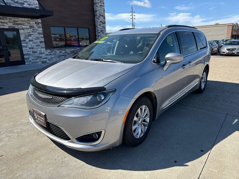 Used 2017 Chrysler Pacifica Touring-L image 8