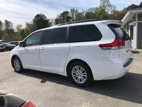 Used 2012 Toyota Sienna XLE image 6