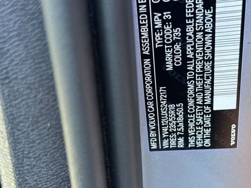 Certified 2025 Volvo XC40 B5 Core image 30