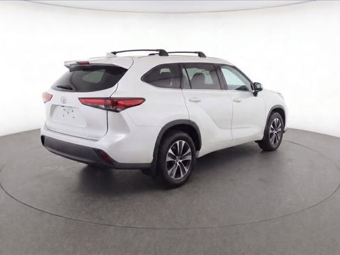 Used 2022 Toyota Highlander XLE image 6