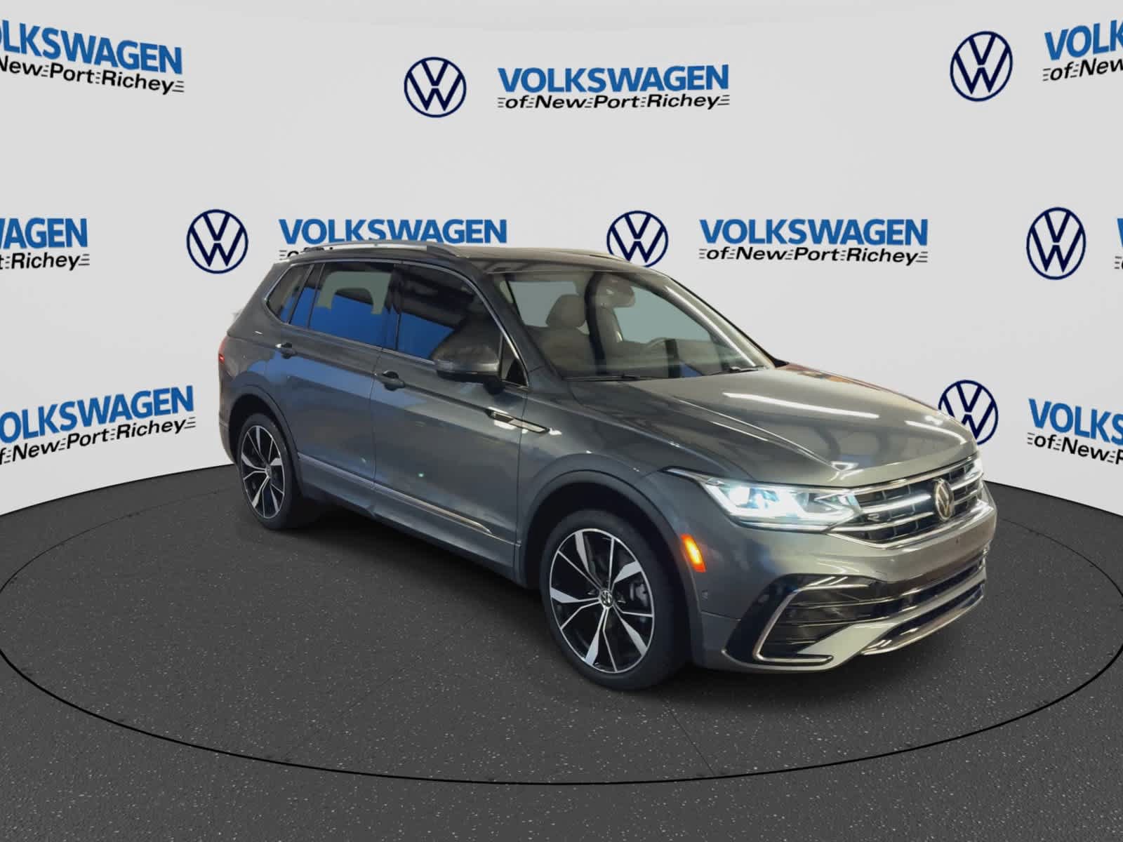 Used 2024 Volkswagen Tiguan SEL R-Line AWD/4WD image 2