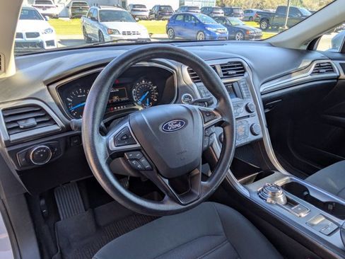 Used 2017 Ford Fusion SE w/ Fusion SE Winter Package image 10