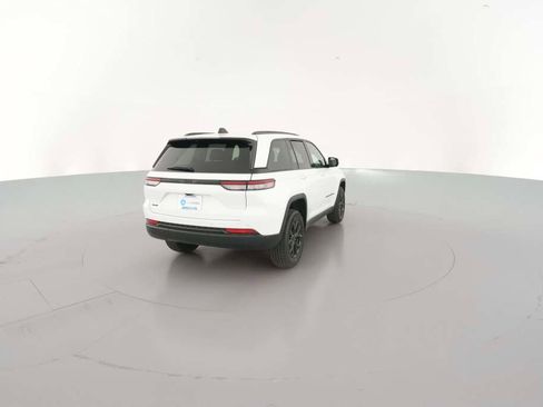 New 2025 Jeep Grand Cherokee Altitude image 11