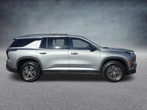 Used 2025 Chevrolet Traverse LT FWD image 2