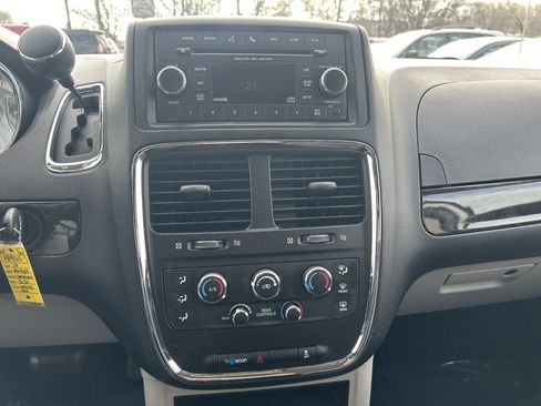 Used 2017 Dodge Grand Caravan SE w/ UConnect Hands-Free Group image 13