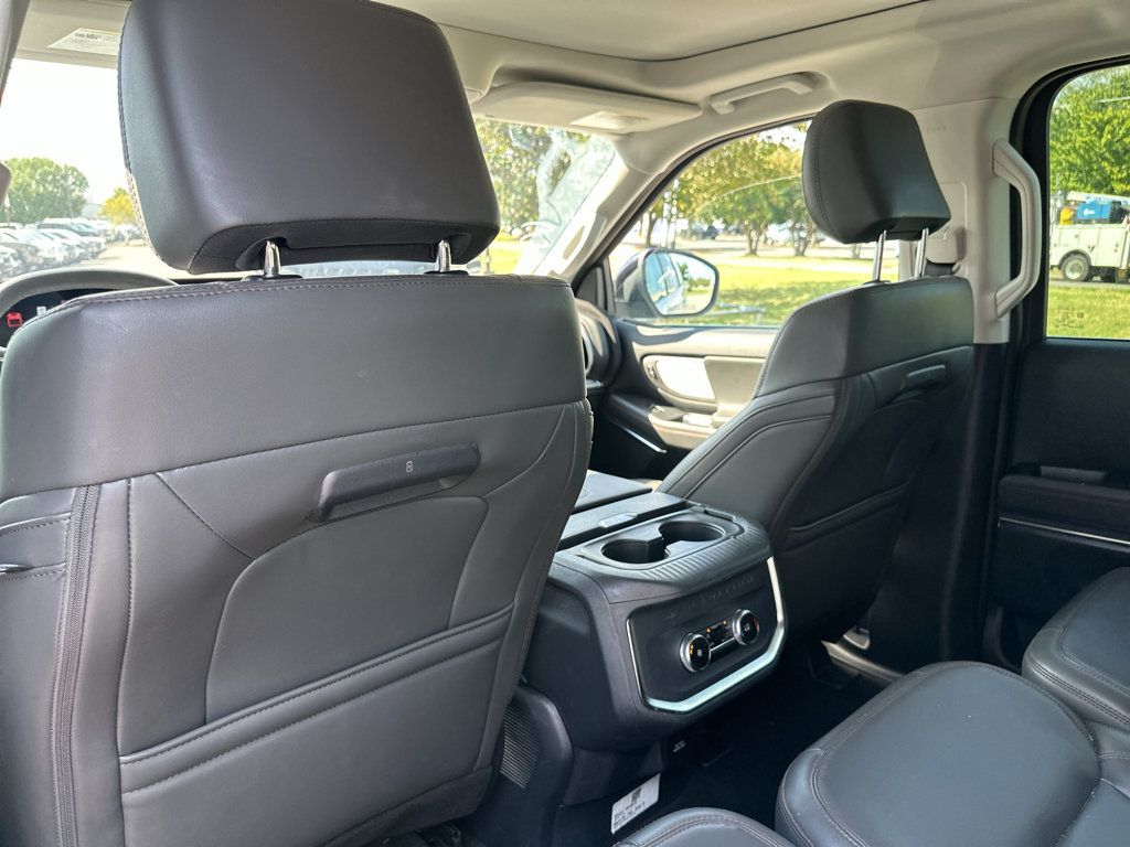 Used 2025 Ford Expedition Active AWD/4WD image 19