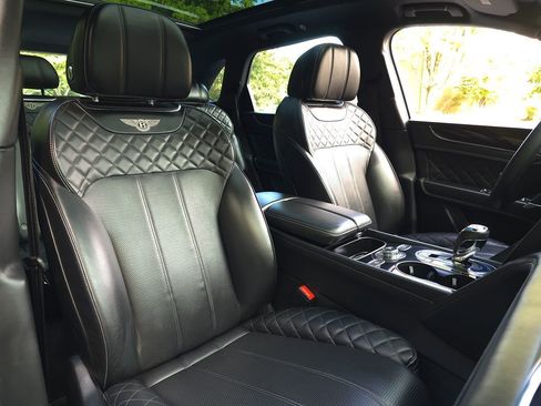 Used 2020 Bentley Bentayga Plug-In Hybrid image 28