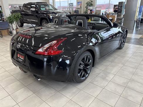 Used 2018 Nissan 370Z Touring RWD image 4