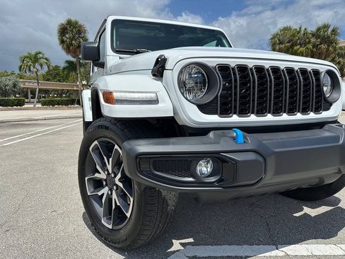 Used 2024 Jeep Wrangler Unlimited AWD/4WD image 8