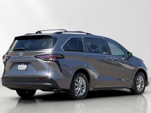 Used 2024 Toyota Sienna XLE w/ XLE Plus Package FWD image 4