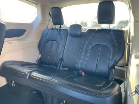 Certified 2023 Chrysler Pacifica Touring-L image 28