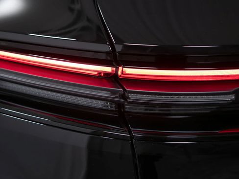 New 2026 Porsche Macan Electric RWD image 18