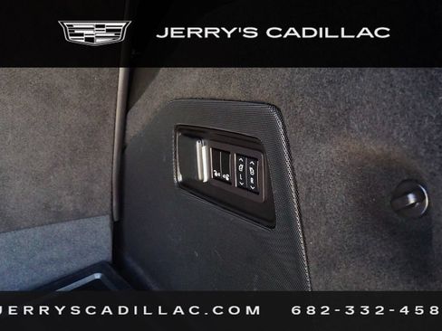 Used 2023 Cadillac Escalade Premium Luxury AWD/4WD image 28