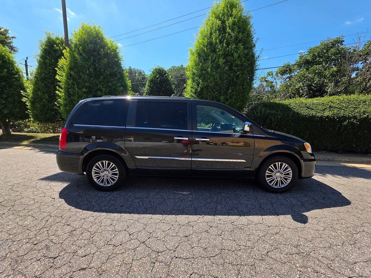 Used 2015 Chrysler Town & Country Touring-L w/ Driver Convenience Group FWD image 6