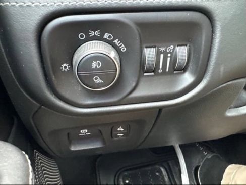Used 2020 RAM 1500 Limited w/ Black Appearance Package AWD/4WD image 5