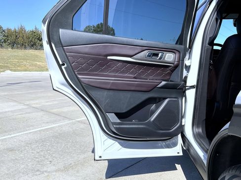 Used 2025 Ford Explorer Platinum w/ LUX Leather Package AWD/4WD image 18