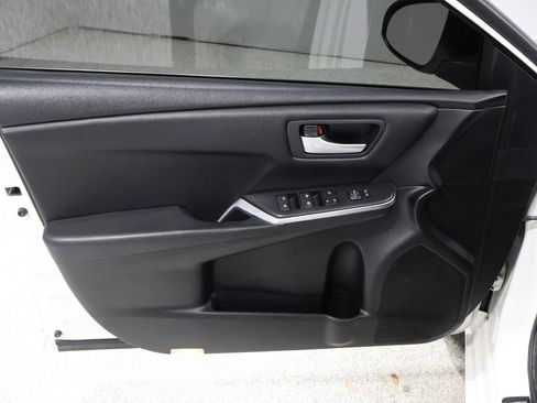 Used 2017 Toyota Camry SE image 12