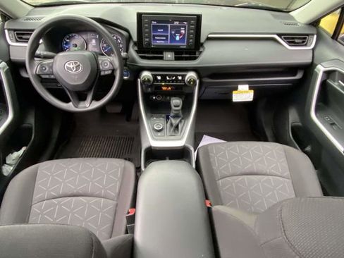 Used 2022 Toyota RAV4 XLE w/ Convenience Package image 9