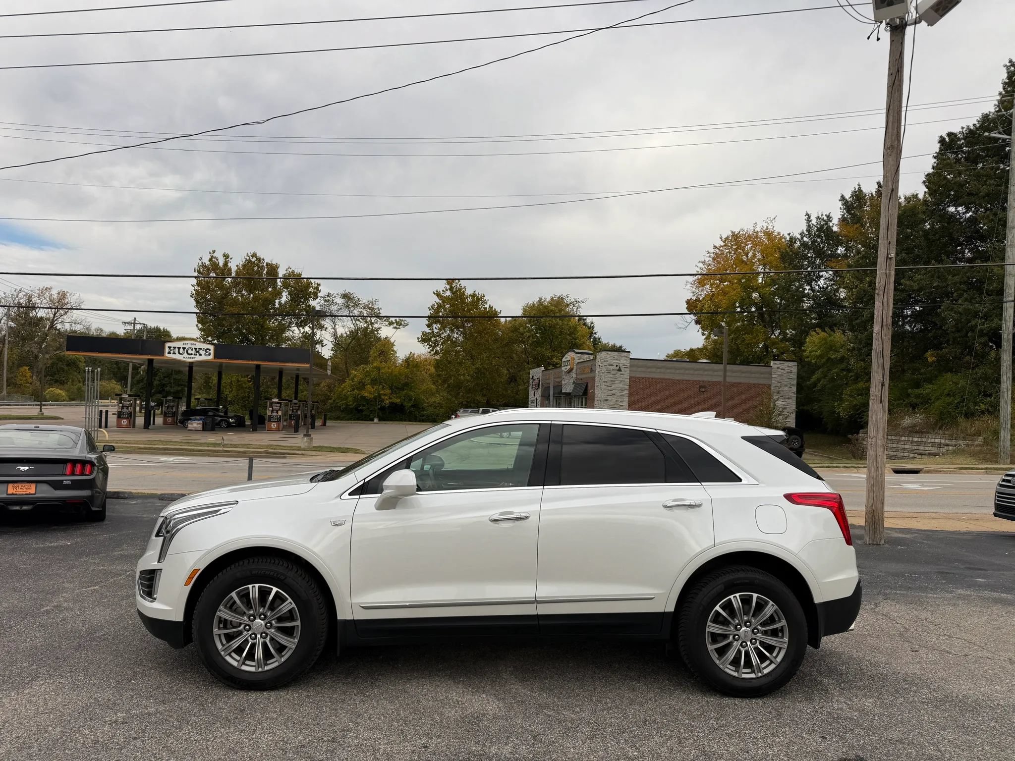 Used 2017 Cadillac XT5 Luxury w/ Driver Awareness Package FWD image 2