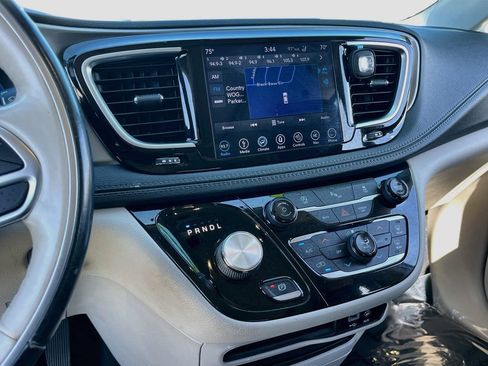 Used 2019 Chrysler Pacifica Limited FWD image 15