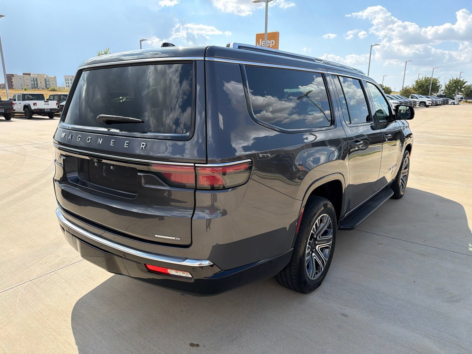 Used 2024 Jeep Wagoneer L Series II w/ Flexible Seating Group RWD image 5
