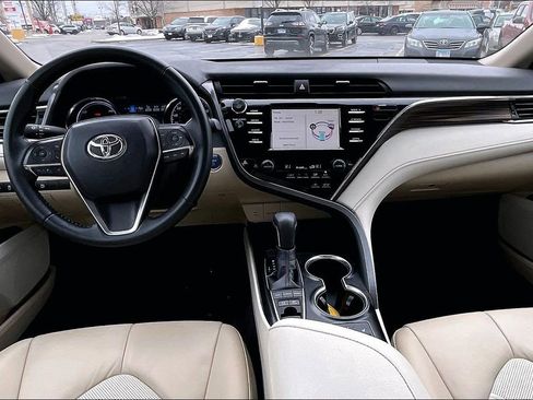 Used 2018 Toyota Camry XLE image 18